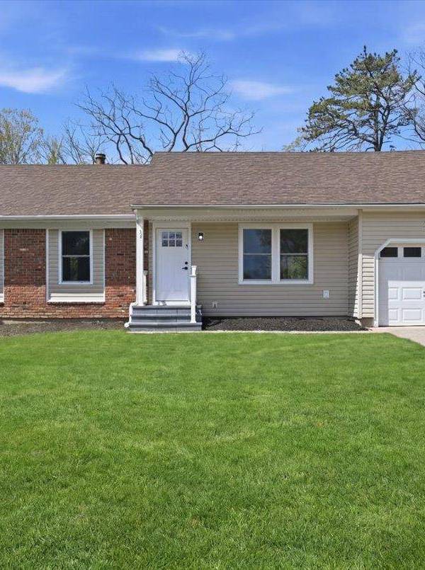 Casa de 3 Dormitorios en Venta en Coram - Nueva York - EE. UU.