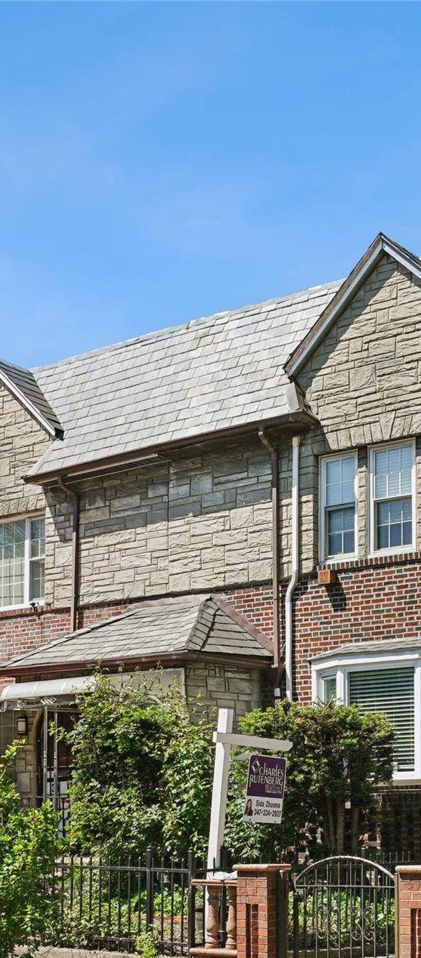 Casa com 3 Quartos à Venda em East Elmhurst - Nova Iorque - EUA