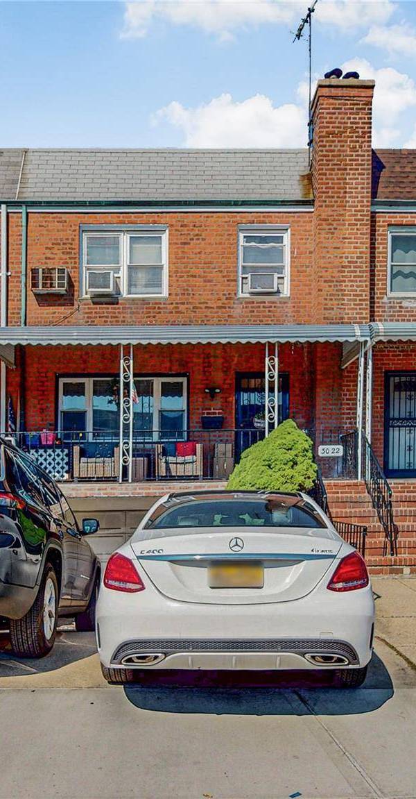 Casa com 3 Quartos à Venda em East Elmhurst - Nova Iorque - EUA