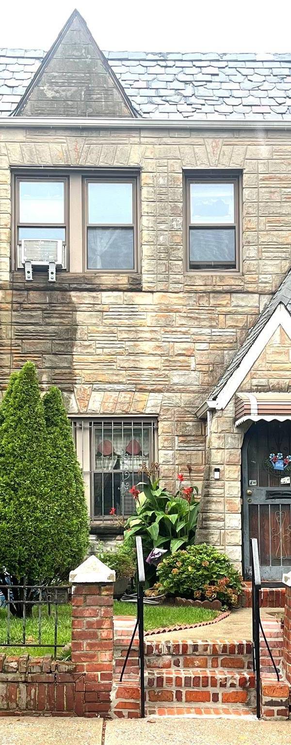 Casa com 3 Quartos à Venda em East Elmhurst - Nova Iorque - EUA
