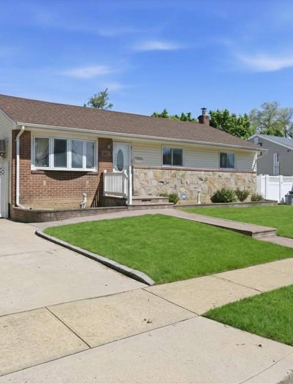 Casa de 3 Dormitorios en Venta en East Meadow - Nueva York - EE. UU.