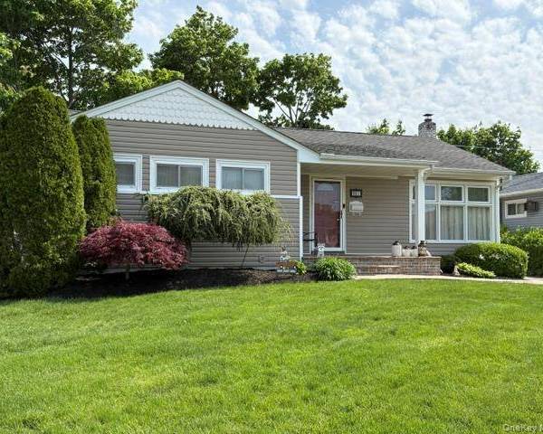 Casa de 3 Dormitorios en Venta en East Meadow - Nueva York - EE. UU.