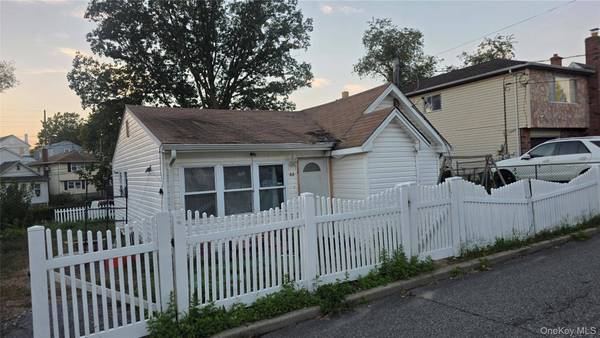 Casa com 3 Quartos à Venda em Elmont - Nova Iorque - EUA
