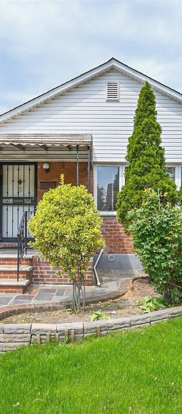 Casa com 3 Quartos à Venda em Fresh Meadows - Nova Iorque - EUA