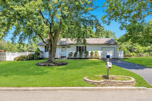 Maison de 3 Chambres à Vendre à Lake Ronkonkoma, New York, États-Unis