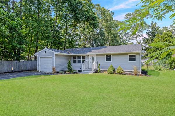 Maison de 3 Chambres à Vendre à Lake Ronkonkoma, New York, États-Unis