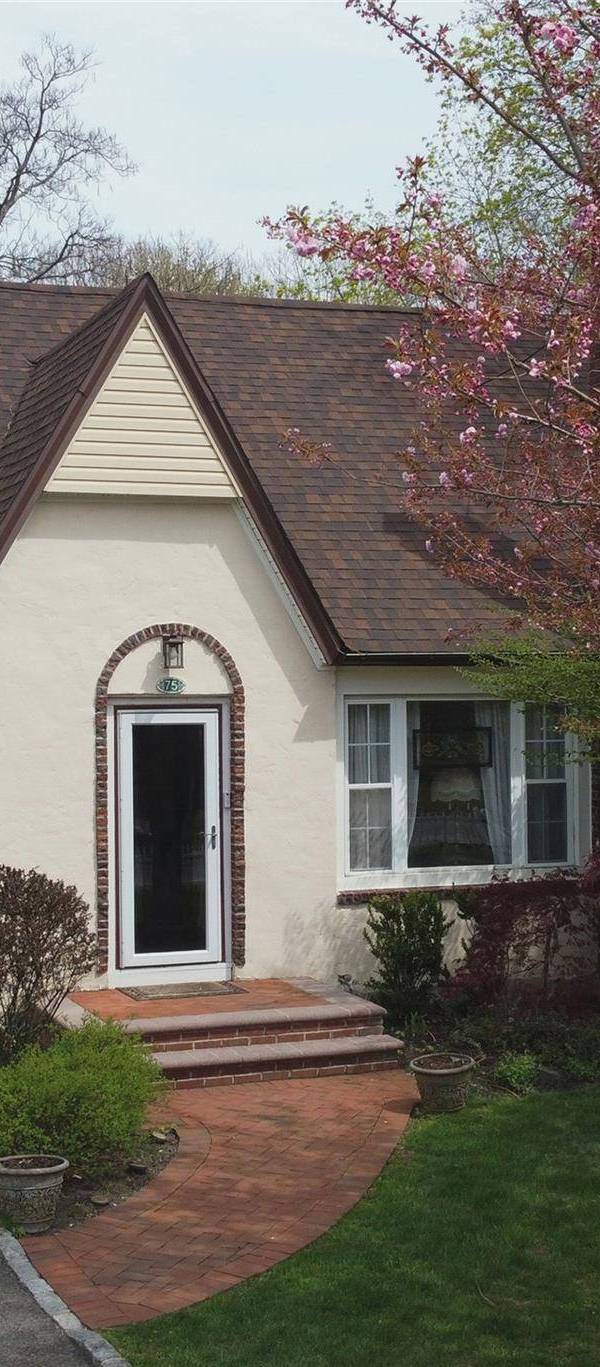 3 Bedroom Home for Sale in Medford - New York - USA