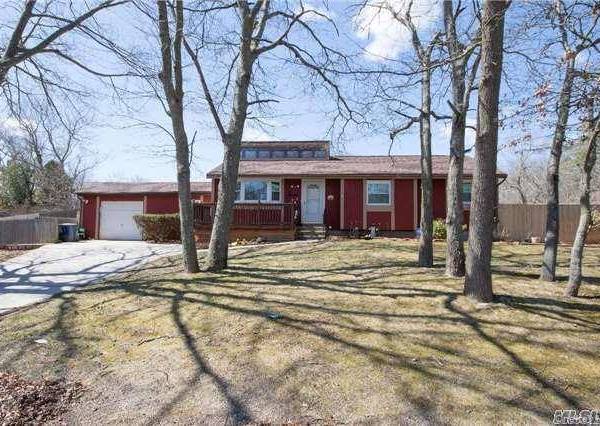 3 Bedroom Home for Sale in Medford - New York - USA