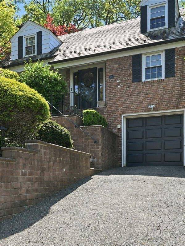 3 Bedroom Home for Sale in Munsey Park - New York - USA