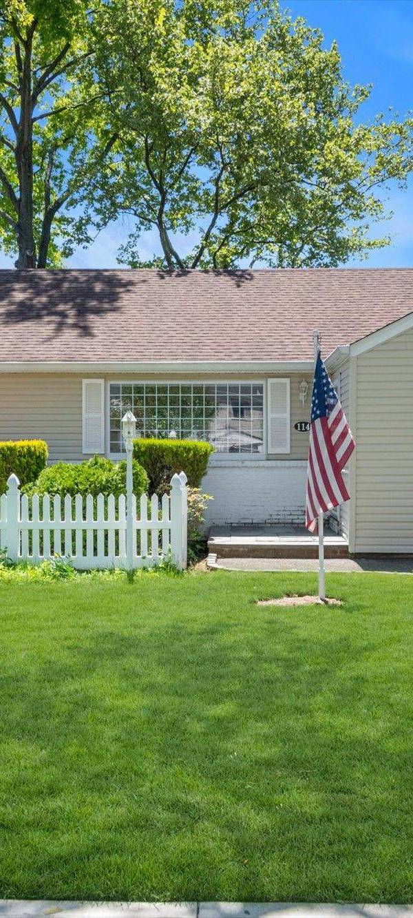 3 Bedroom Home for Sale in New Hyde Park - New York - USA
