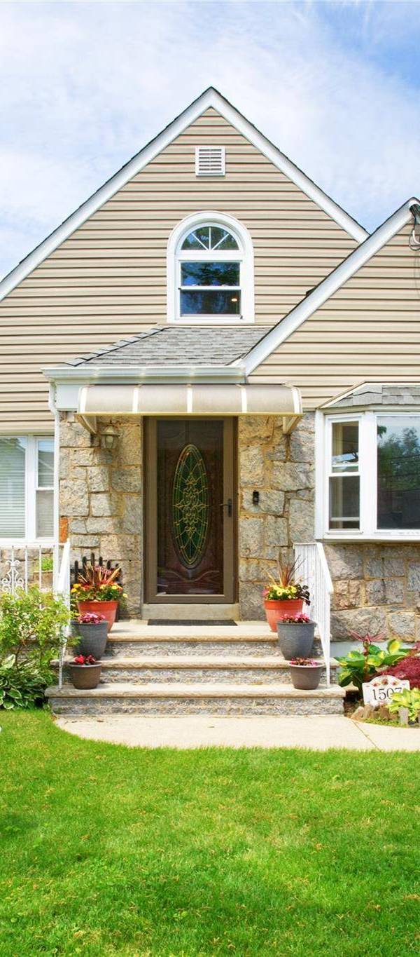3 Bedroom Home for Sale in New Hyde Park - New York - USA