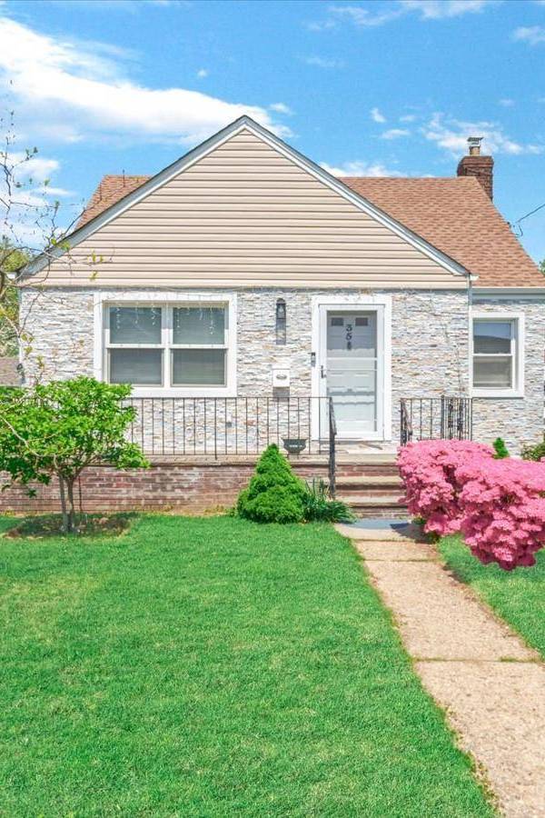 3 Bedroom Home for Sale in New Hyde Park - New York - USA
