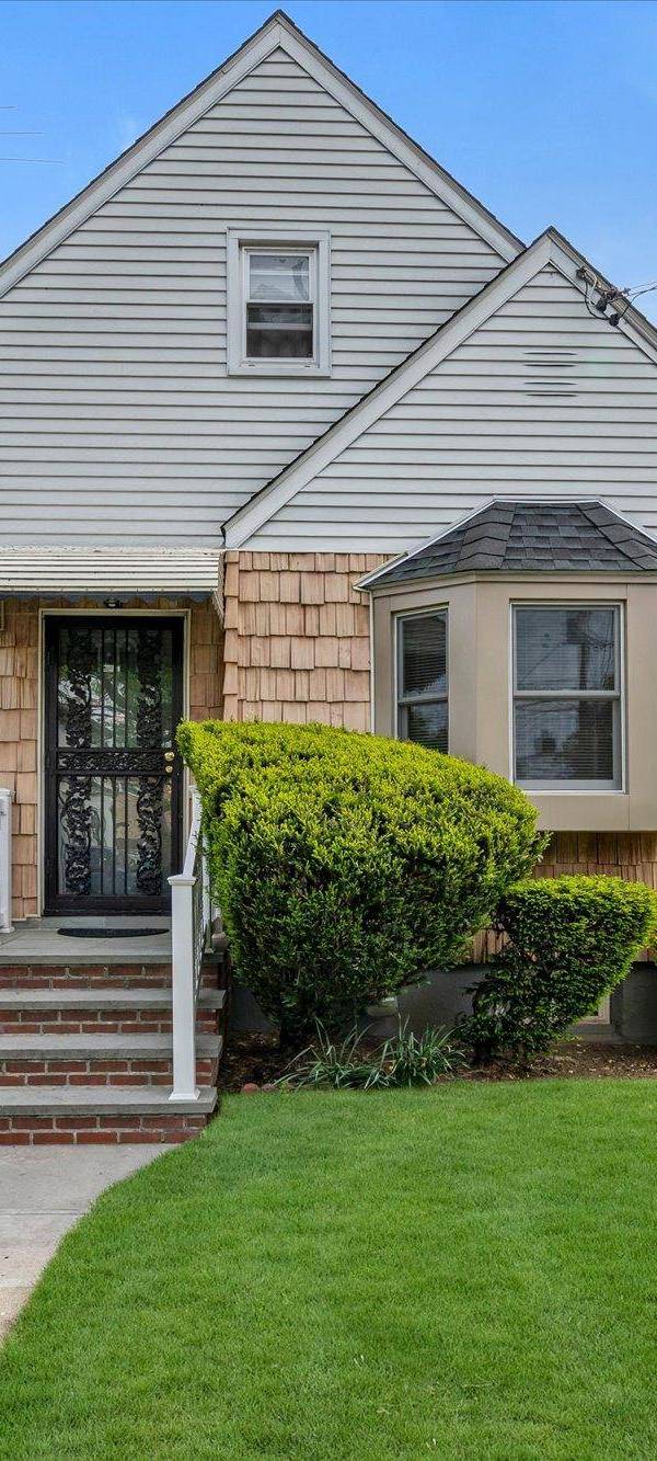 3 Bedroom Home for Sale in New Hyde Park - New York - USA