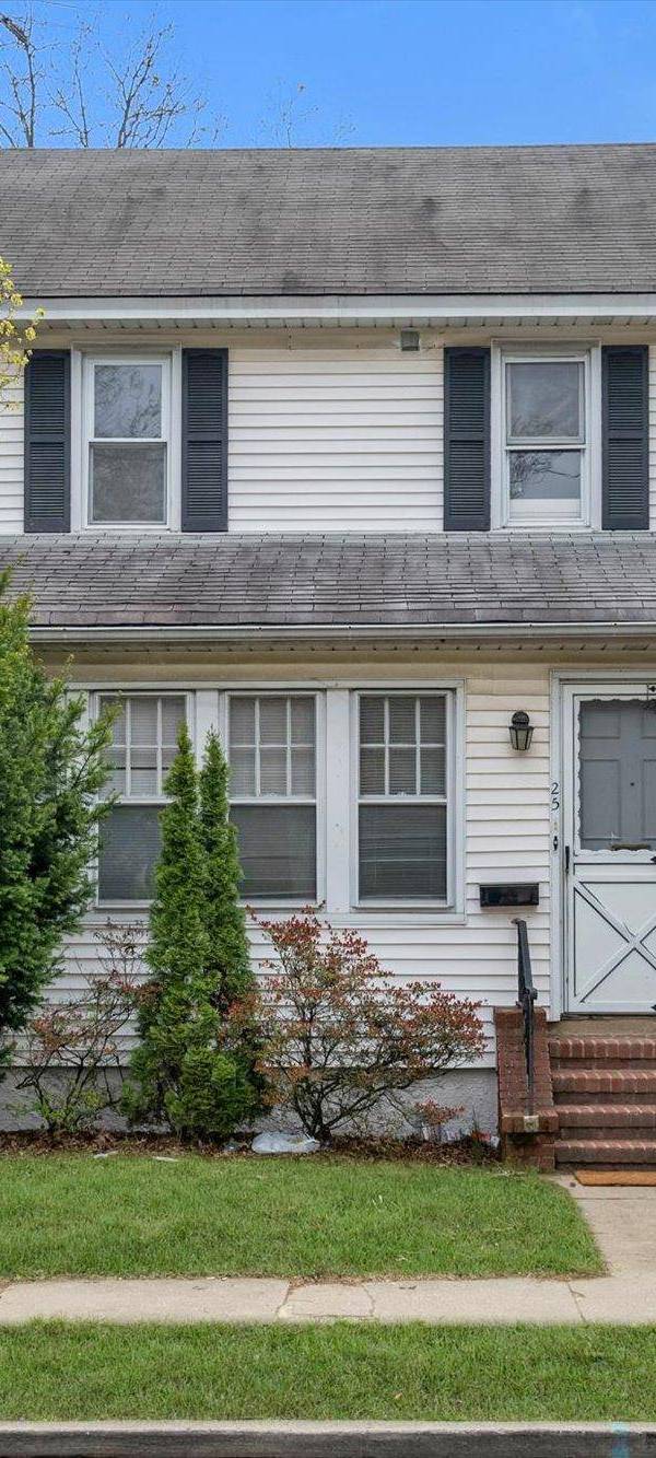 3 Bedroom Home for Sale in New Hyde Park - New York - USA