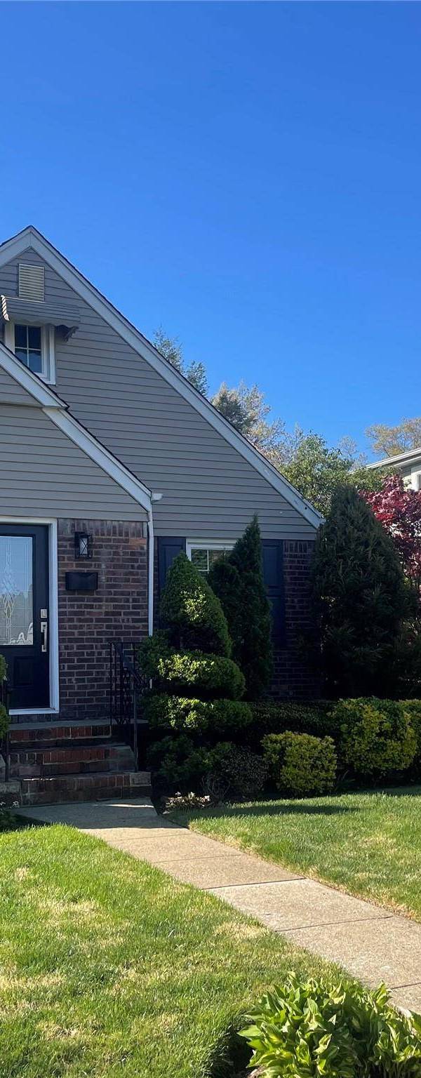 3 Bedroom Home for Sale in New Hyde Park - New York - USA