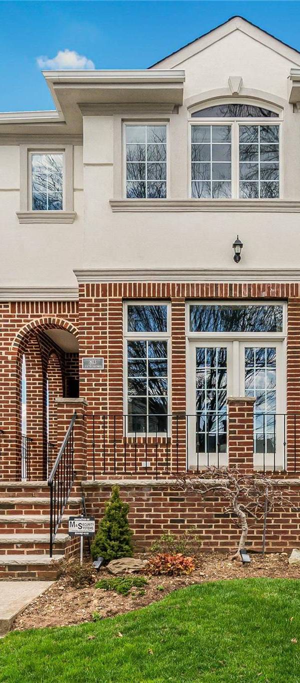 3 Bedroom Home for Sale in New Hyde Park - New York - USA