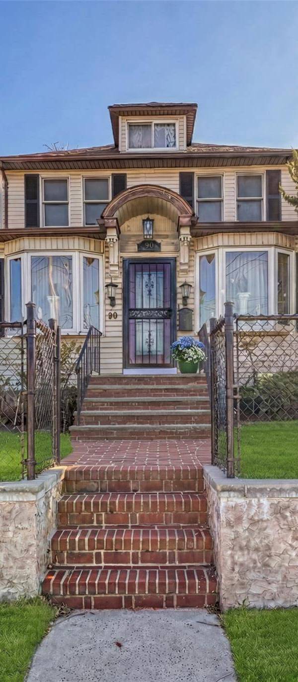 3 Bedroom Home for Sale in New Hyde Park - New York - USA