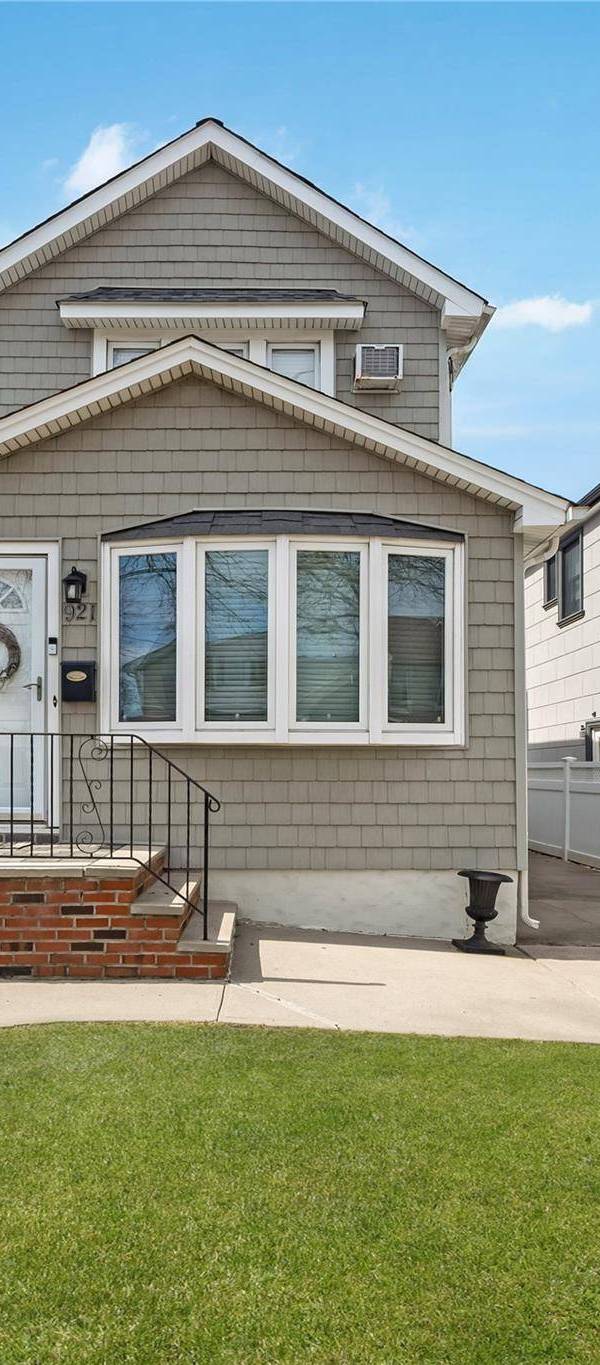 3 Bedroom Home for Sale in New Hyde Park - New York - USA