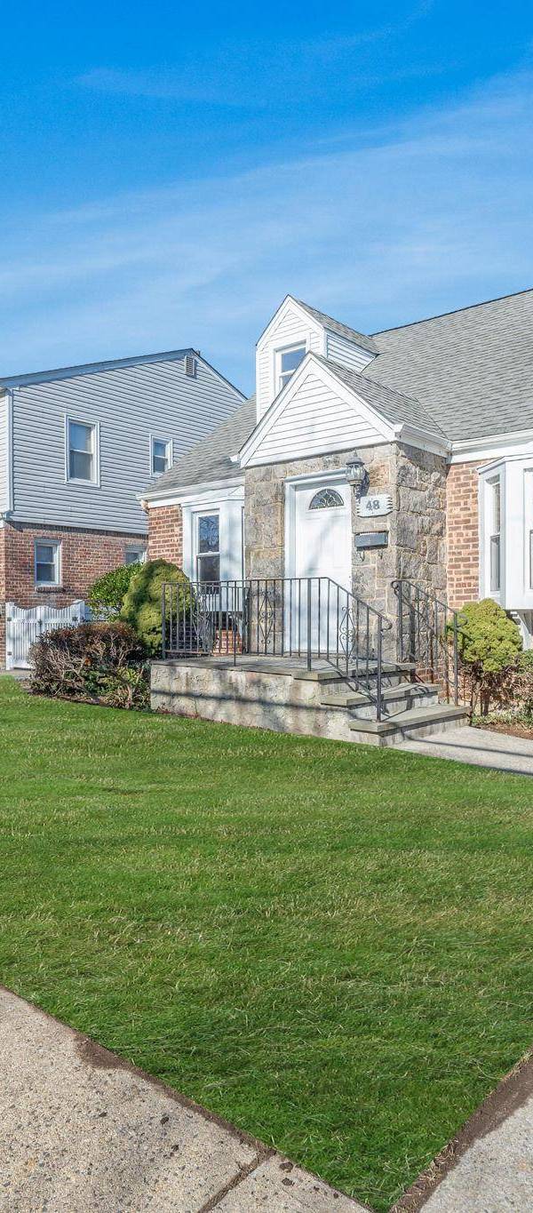 3 Bedroom Home for Sale in New Hyde Park - New York - USA