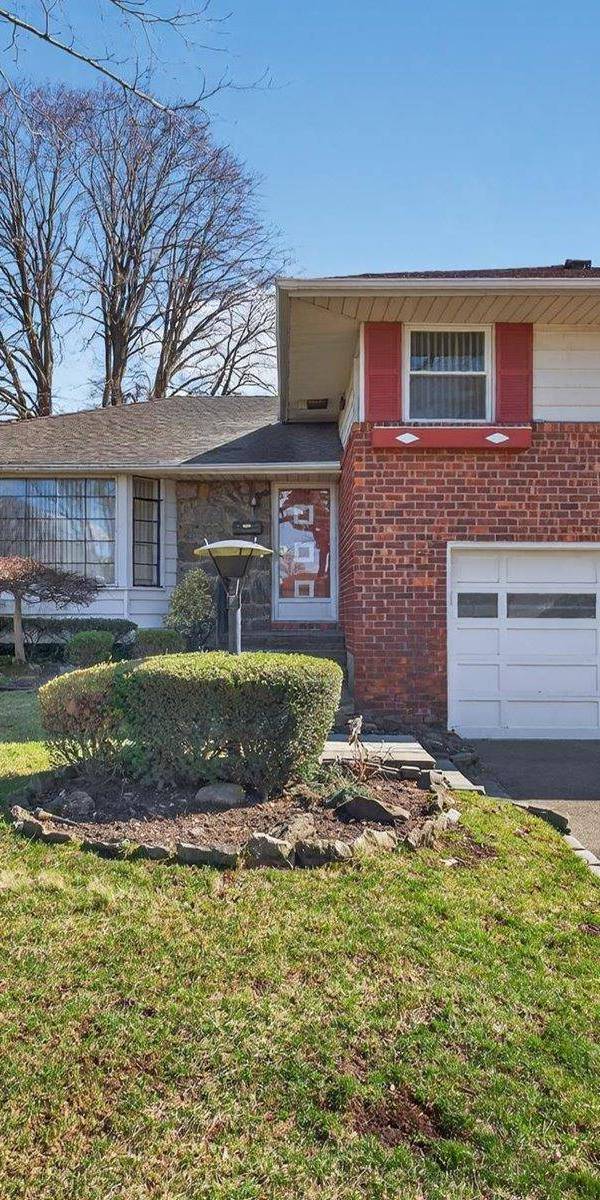 3 Bedroom Home for Sale in New Hyde Park - New York - USA