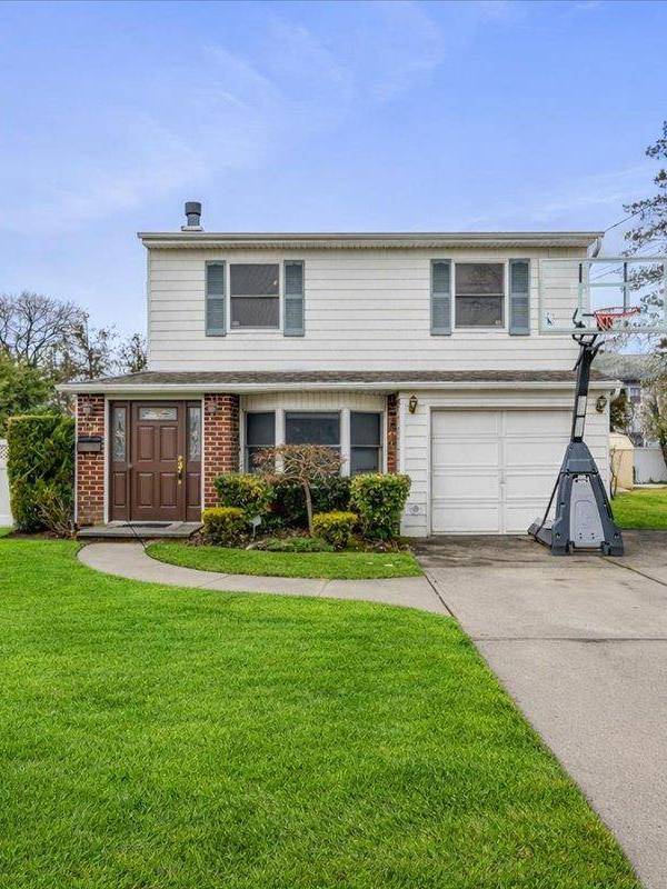 3 Bedroom Home for Sale in New Hyde Park - New York - USA