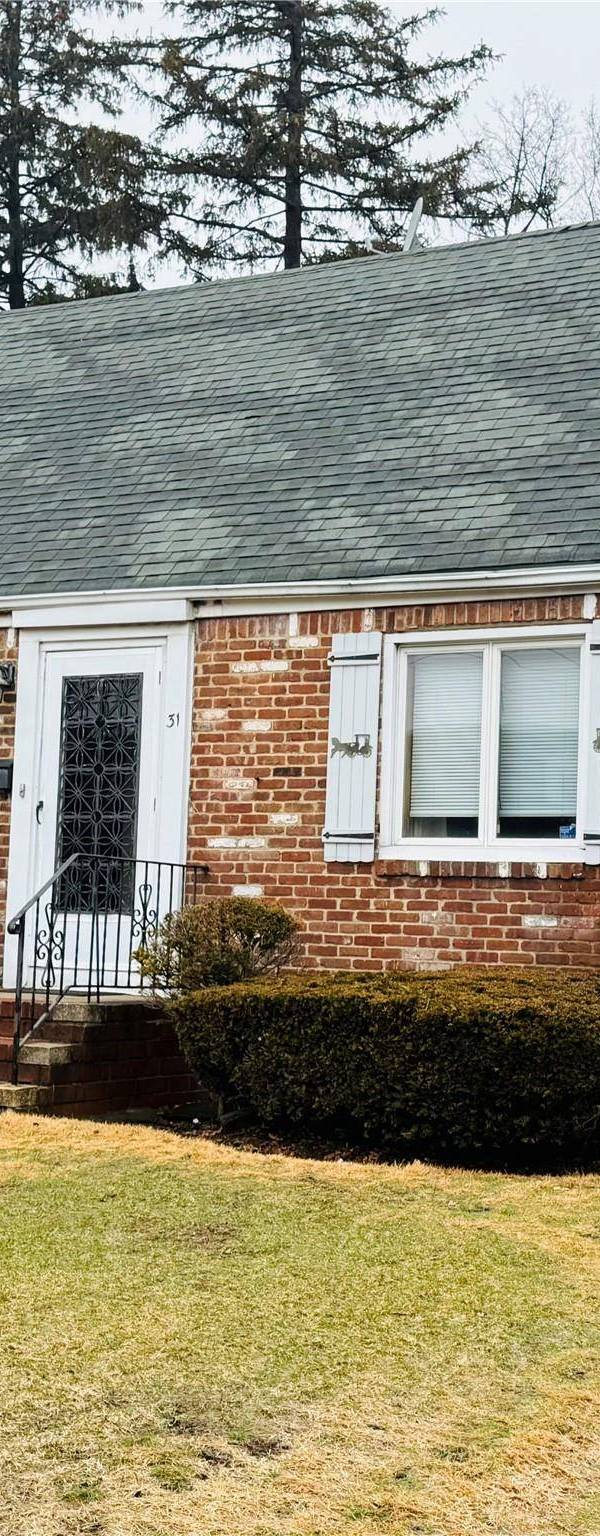 3 Bedroom Home for Sale in New Hyde Park - New York - USA