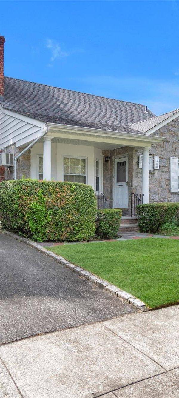 3 Bedroom Home for Sale in New Hyde Park - New York - USA