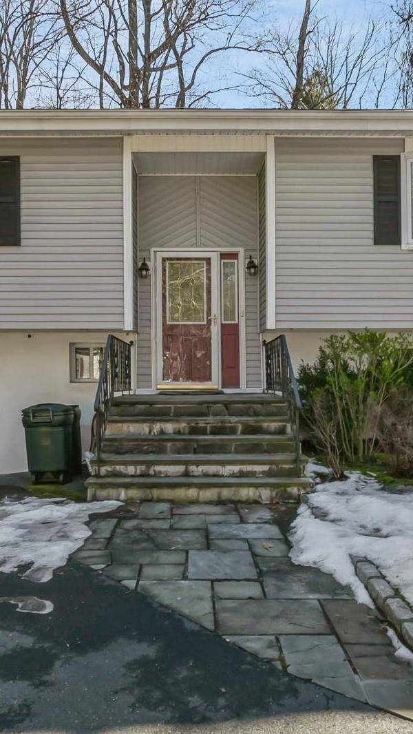 Casa de 3 Dormitorios en Venta en Pleasantville - Nueva York - EE. UU.
