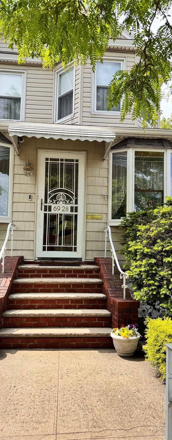3 Bedroom Home for Sale in Rego Park - New York - USA