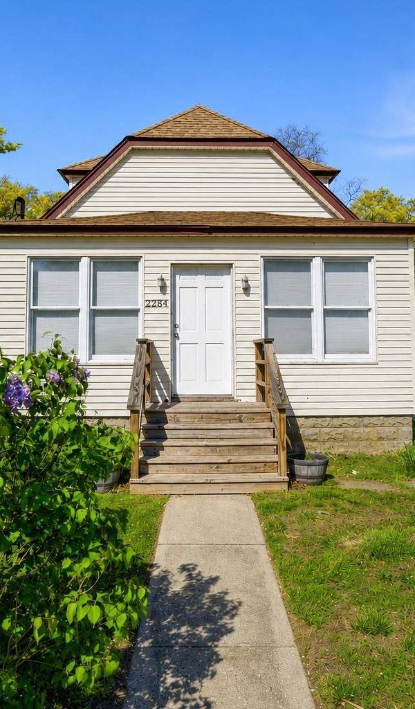 3 Bedroom Home for Sale in Ronkonkoma - New York - USA