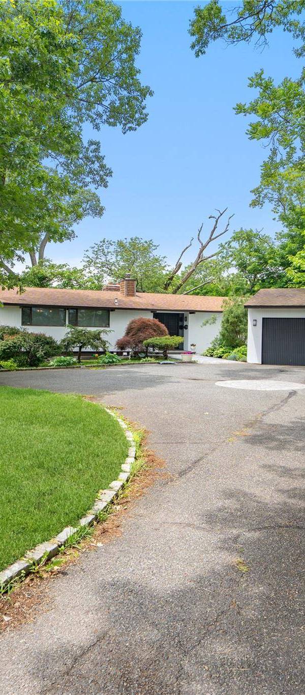 Casa de 3 Dormitorios en Venta en Roslyn Heights - Nueva York - EE. UU.