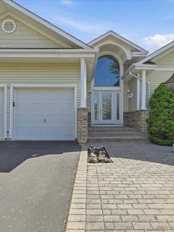 Casa de 3 Dormitorios en Venta en Smithtown - Nueva York - EE. UU.