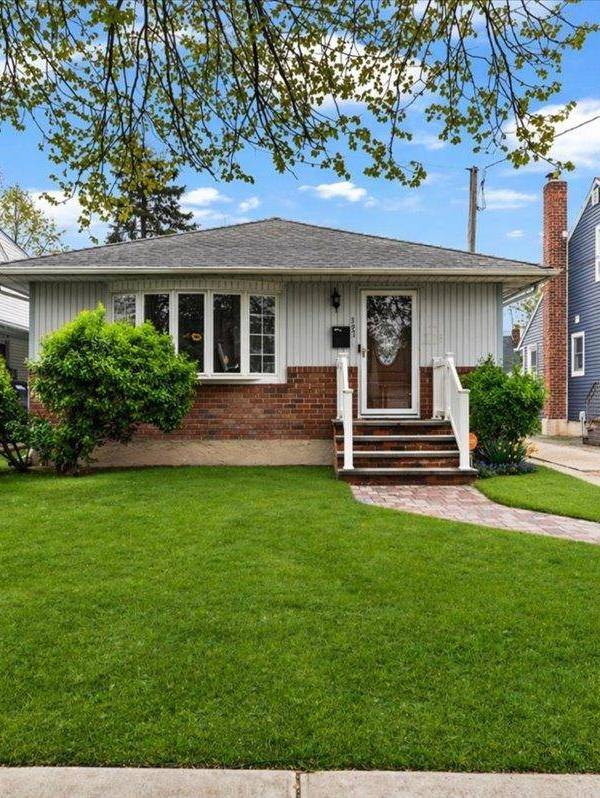 3 Bedroom Home for Sale in Uniondale - New York - USA