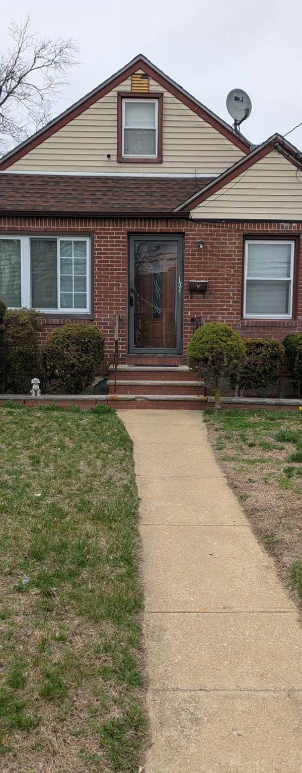 3 Bedroom Home for Sale in Uniondale - New York - USA