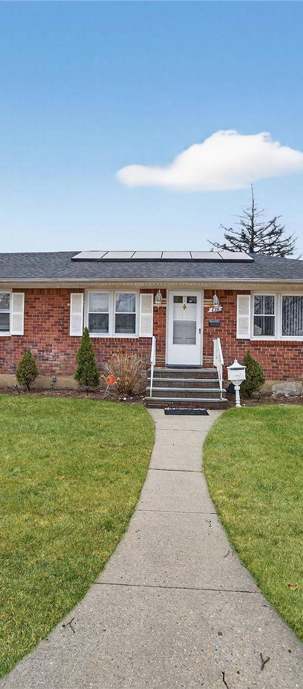 3 Bedroom Home for Sale in Uniondale - New York - USA