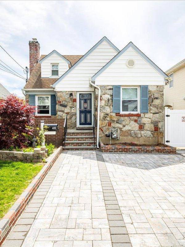 Casa de 3 Dormitorios en Venta en Valley Stream - Nueva York - EE. UU.