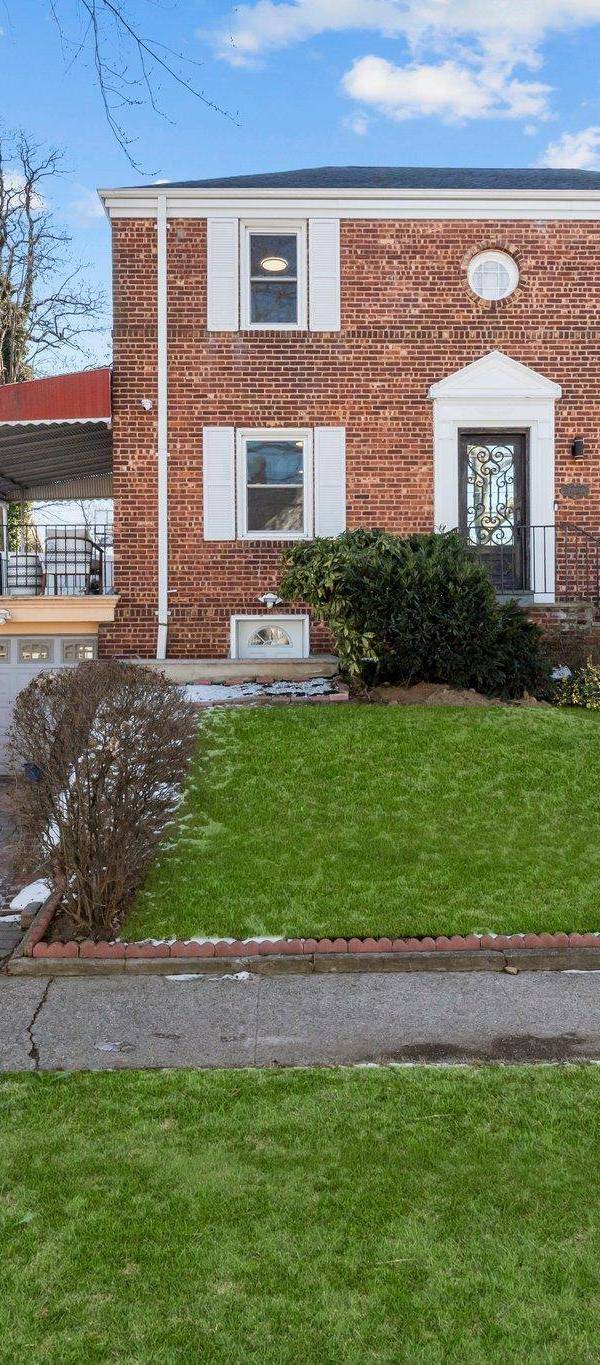 Casa de 3 Dormitorios en Venta en Whitestone - Nueva York - EE. UU.