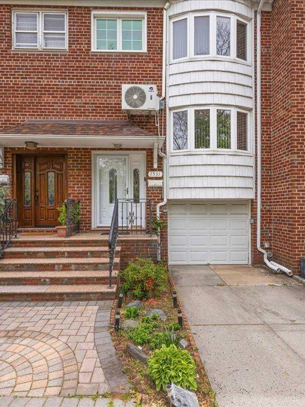 Casa de 3 Dormitorios en Venta en Whitestone - Nueva York - EE. UU.