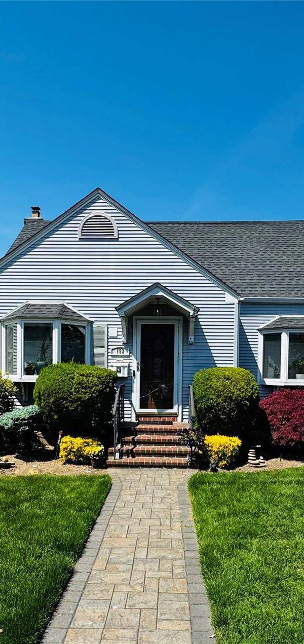 3 Bedroom Home for Sale in Williston Park - New York - USA