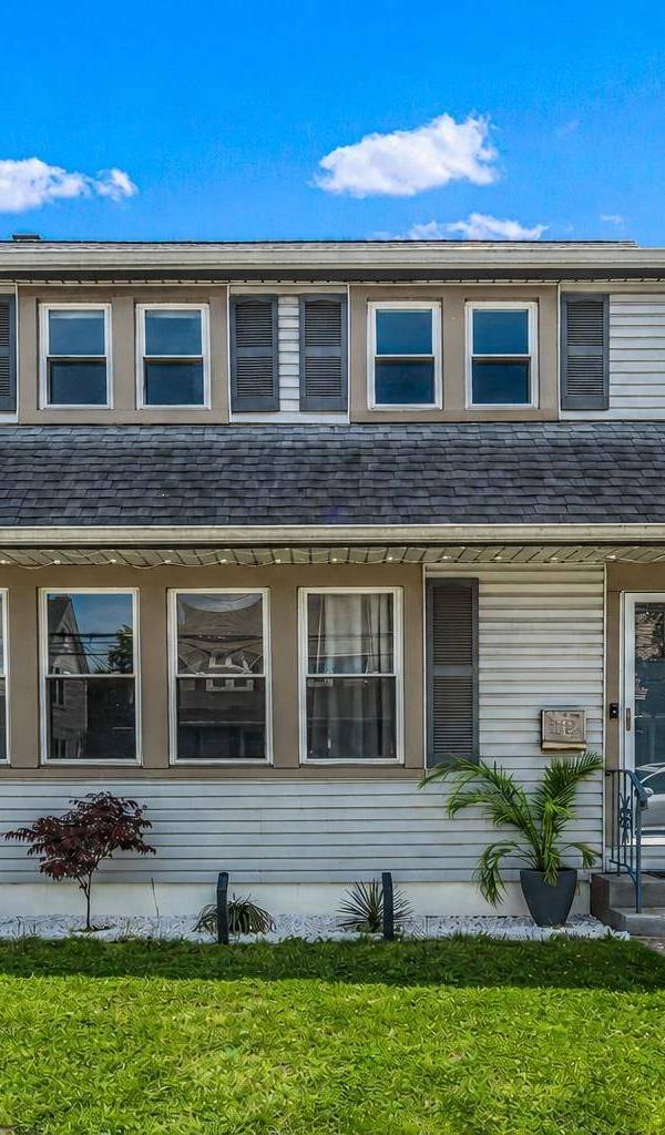 3 Bedroom Home for Sale in Williston Park - New York - USA