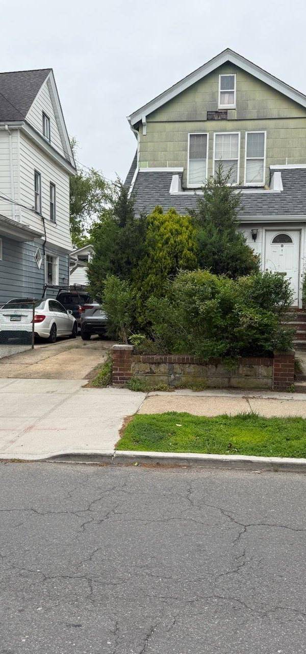 3 Bedroom Home for Sale in Woodhaven - New York - USA