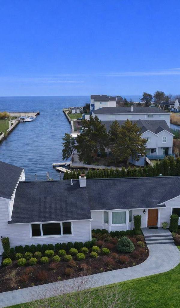Casa de 4 Dormitorios Frente al Mar en Venta en Bayport - Nueva York - EE. UU.