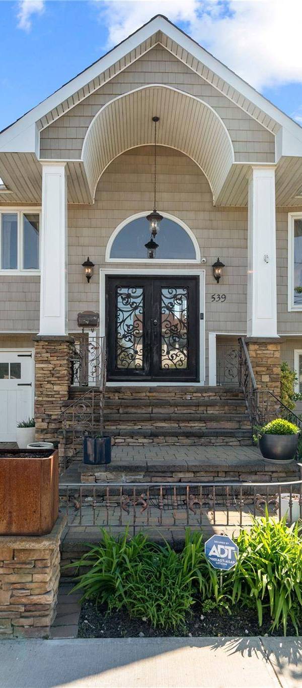 Casa de 4 Dormitorios Frente al Mar en Venta en Freeport - Nueva York - EE. UU.