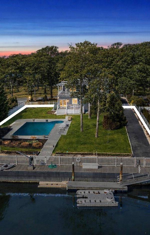 Casa de 4 Dormitorios Frente al Mar en Venta en Hampton Bays - Nueva York - EE. UU.