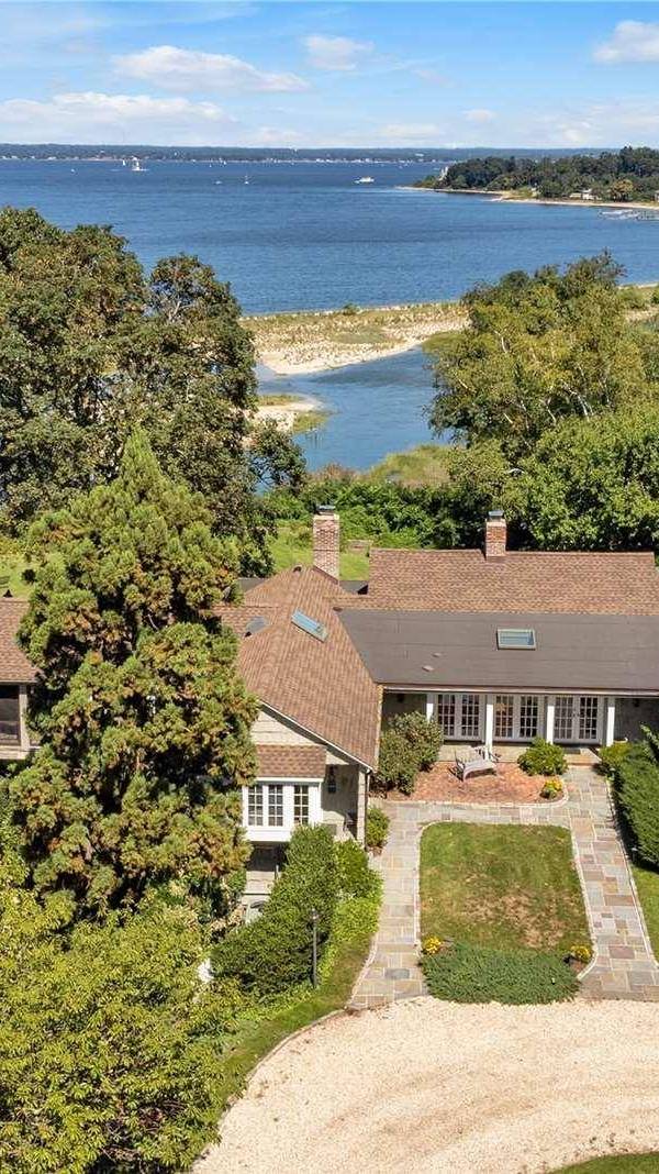 4 Bedroom Waterfront Home for Sale in Sands Point - New York - USA