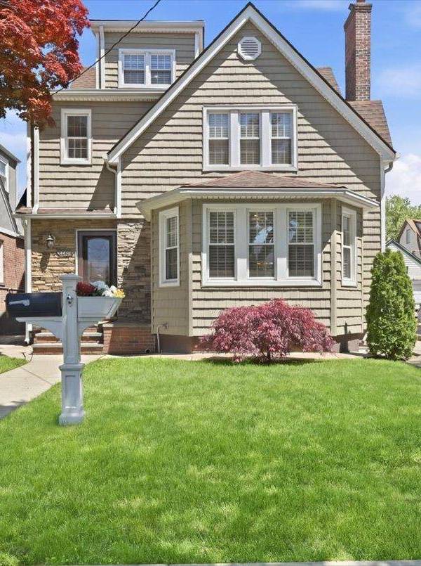 Casa de 4 Dormitorios en Venta en Bayside - Nueva York - EE. UU.