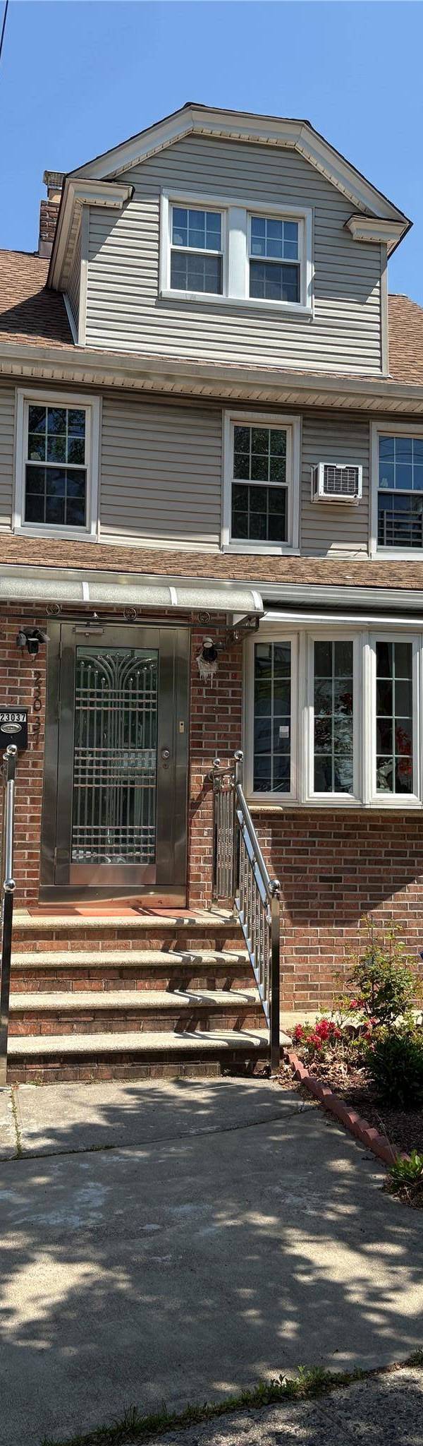 Casa com 4 Quartos à Venda em Bellerose Manor - Nova Iorque - EUA