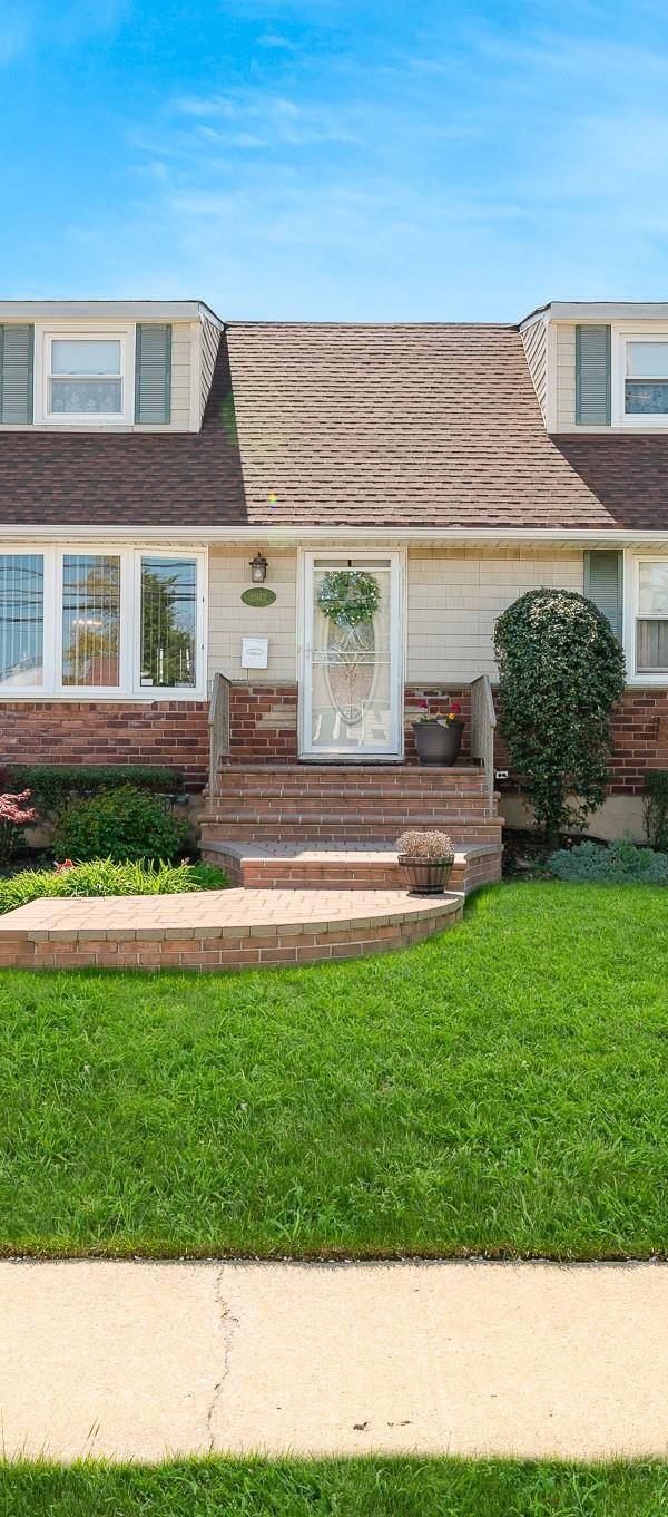 4 Bedroom Home for Sale in Bellmore - New York - USA