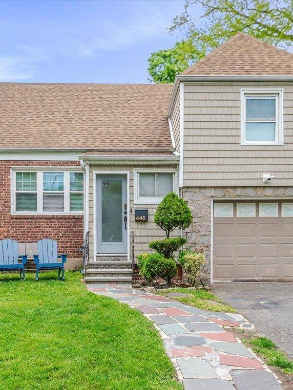 Casa de 4 Dormitorios en Venta en Cedarhurst - Nueva York - EE. UU.