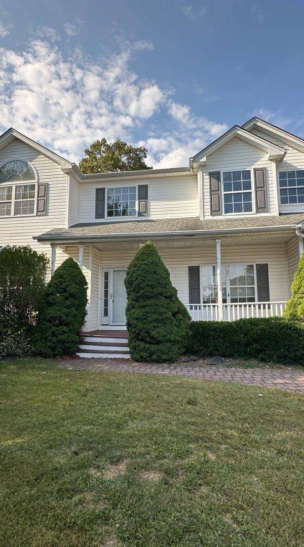 Casa de 4 Dormitorios en Venta en Coram - Nueva York - EE. UU.